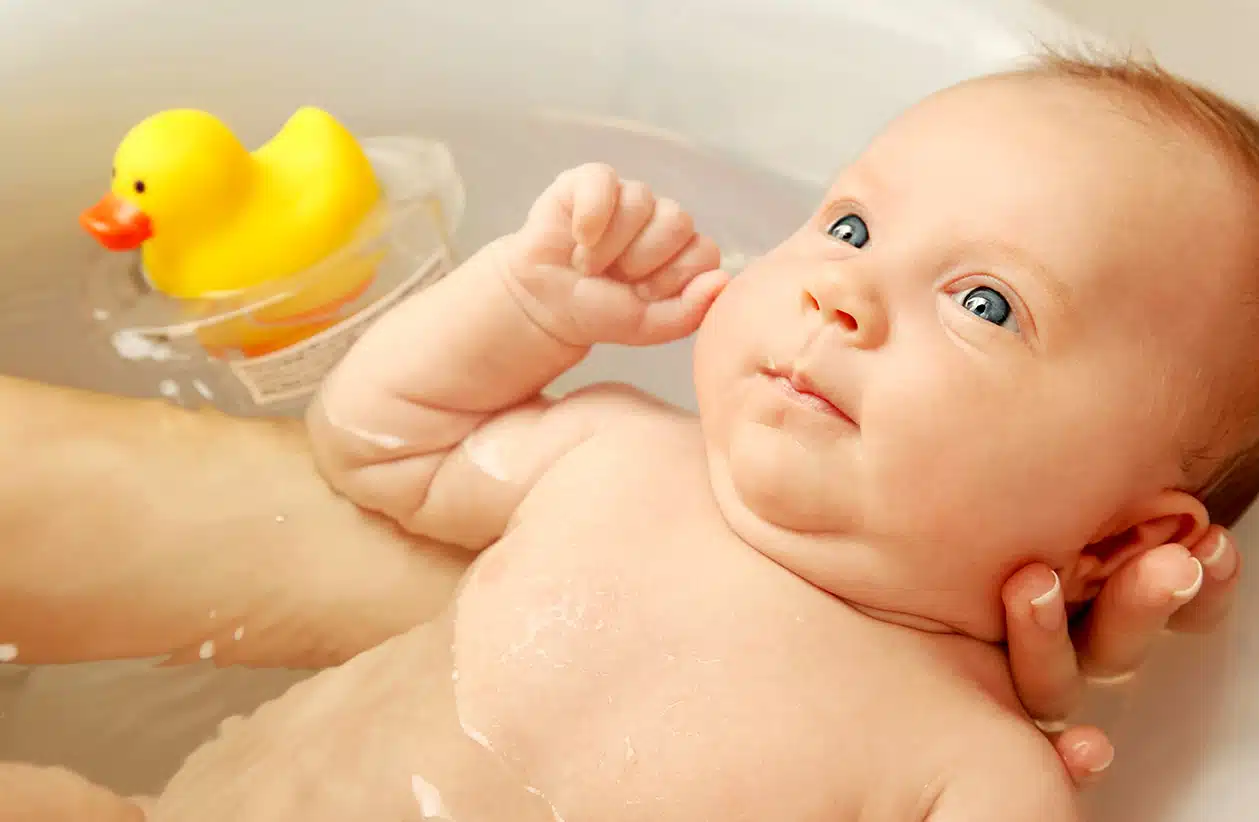 5 accessoires indispensables pour le bain de bébé